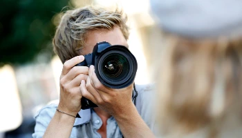 man with a camera muž s foťákem